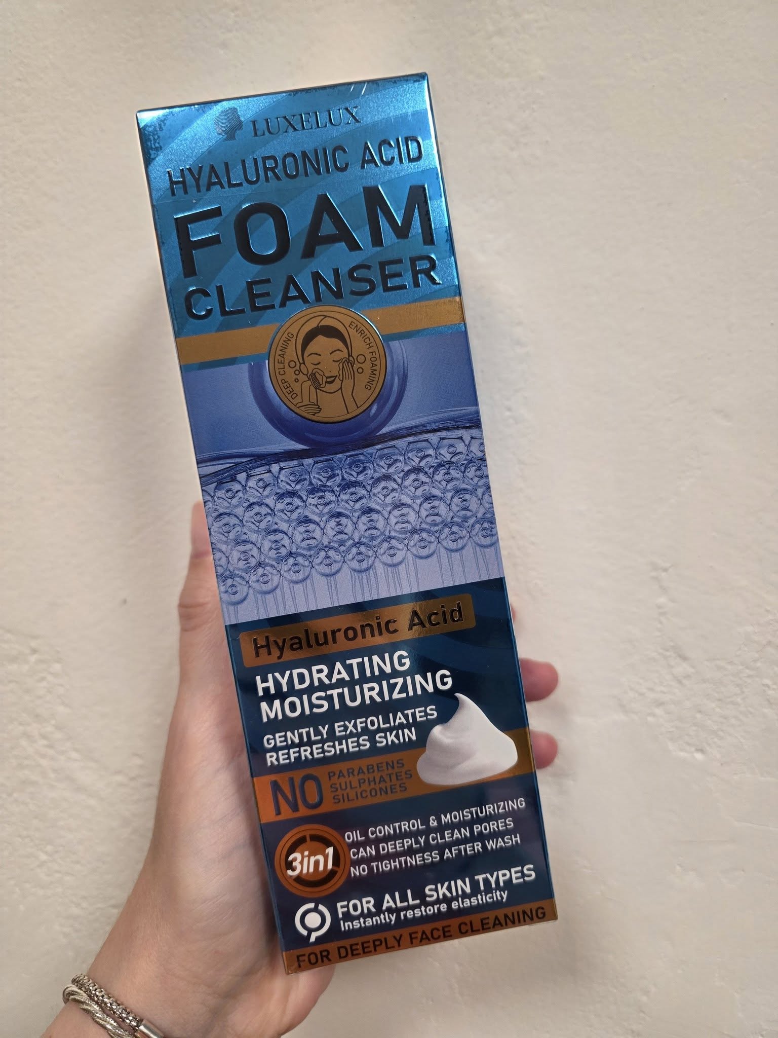 LUXELUX Hyaluronic Acid Foam Cleanser